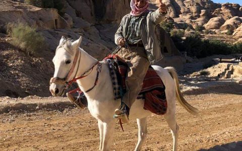 Man op paard in Petra